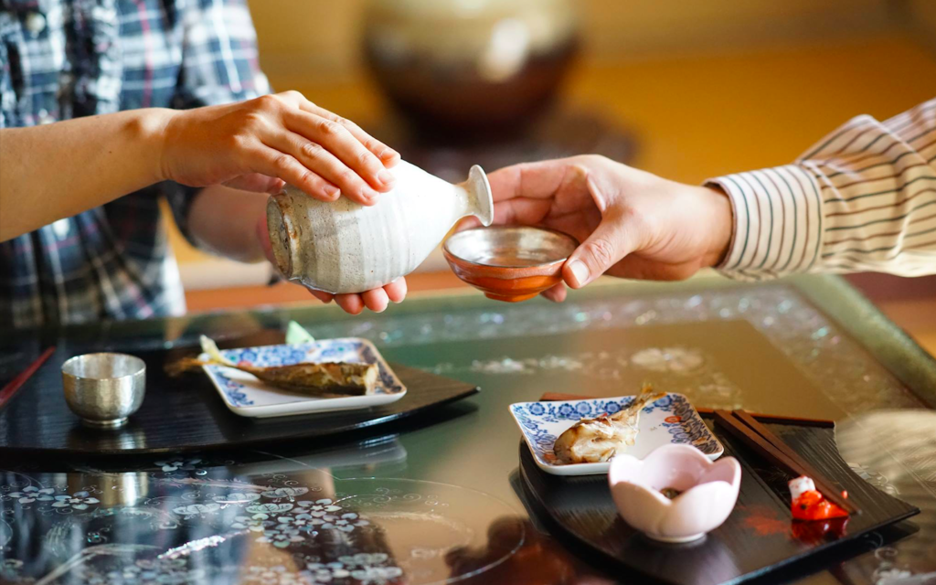 Servir primero el sake a los acompañantes y que estos te lo sirvan a ti, es uno de los protocolos más habituales en la bebida de alcohol en Japón